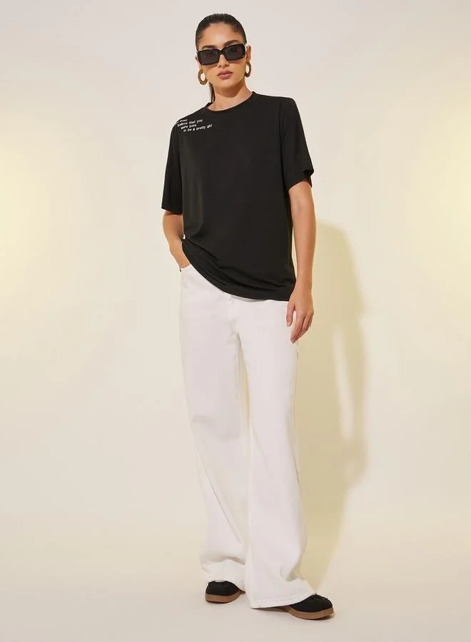 تايك تو تيشيرت بأكمام قصيرة ورقبة دائرية مطرز